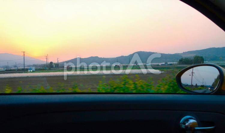 春の夕焼け、車窓から 車窓,車,菜の花の写真素材