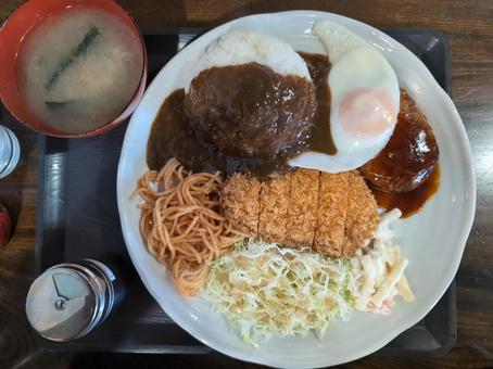 とんかつハンバーグカレー とんかつハンバーグカレーの写真