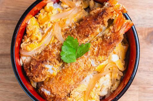 エビフライの卵とじ丼ぶり エビフライの卵とじ丼ぶり 鎌倉丼,エビフライ,卵とじの写真素材