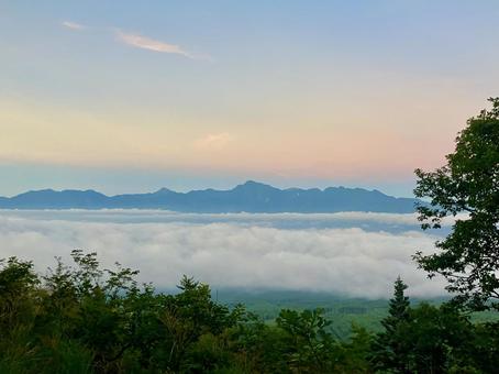 朝焼けの空と雲海と山並み 朝焼けの空と雲海と山並みの写真