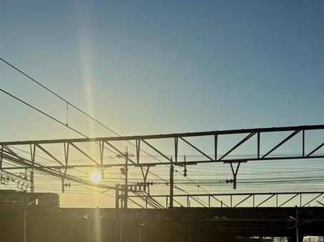 夕日の空を駆け抜ける電車の素材 風景,電車,走行の写真素材