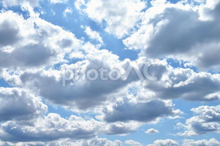 青空　雲　光　続く　奥行き　積雲 青空,雲,光の写真素材