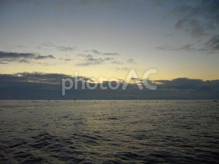 釣り船から見た明石海峡の夜明け 釣り船,夜明け,明石海峡の写真素材