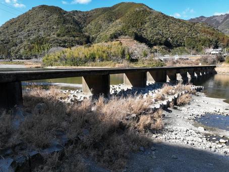 高知県越知町 上空から見た片岡沈下橋 高知県越知町 上空から見た片岡沈下橋の写真