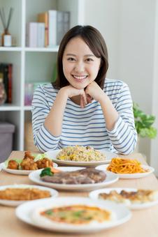ダイエットの若い女性 ダイエットの若い女性の写真