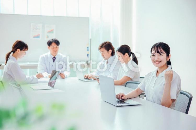 白衣・ナース服を着た看護師の女性 看護師,ナース,介護士の写真素材