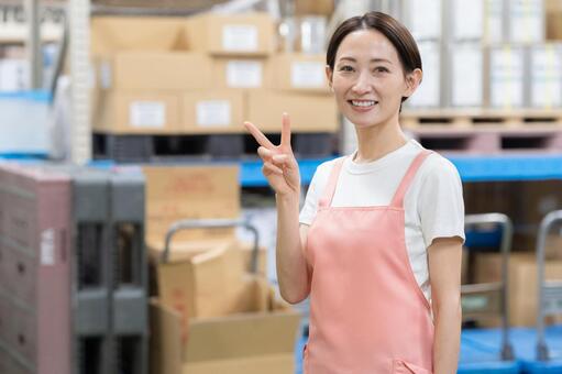 倉庫で働くミドルの女性作業員 倉庫,工場,女性の写真素材