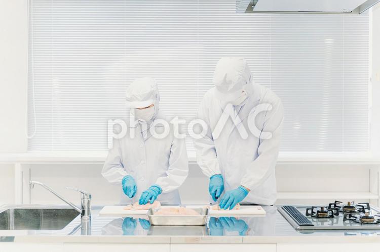 食品加工の仕事をする作業員の男女（精肉） 食品加工,精肉加工,肉の写真素材