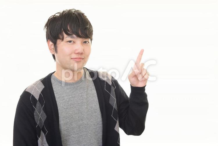 指さす男性 男性,案内,ご案内の写真素材