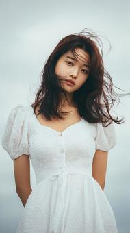 感情を秘めた眼差し：白いドレスの若い女性の写真