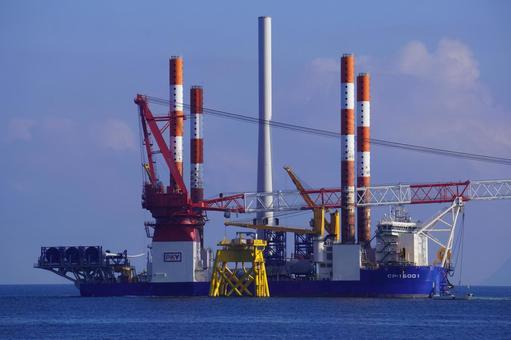 クレーン船の作業風景 クレーン船の作業風景 工事,風力発電機,エコの写真素材