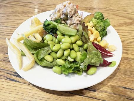 サラダバーで盛った野菜が山盛りのサラダ サラダバーで盛った野菜が山盛りのサラダ サラダ,サラダバー,盛り付けの写真素材