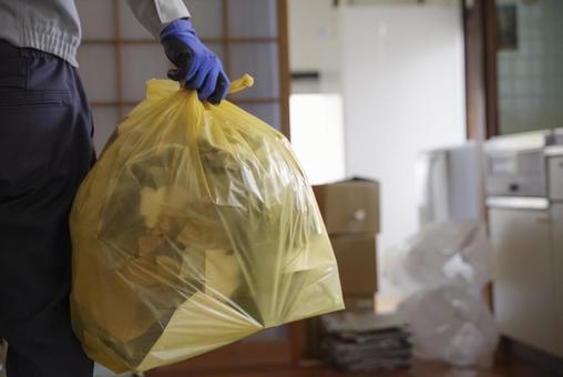 実家の遺品整理作業の様子 実家の遺品整理作業の様子の写真