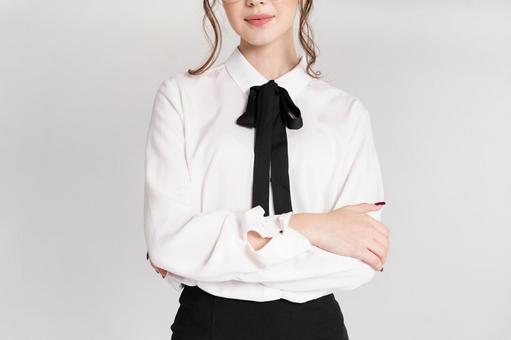 腕組みをする女性 腕組みをする女性の写真