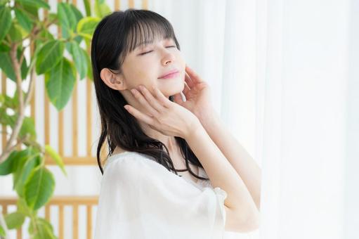 リビングでスキンケアをするミドルの女性 リビングでスキンケアをするミドルの女性 ビューティー,スキンケア,女性の写真素材