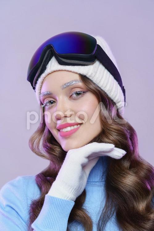 スキーの装いで顎に手を当てる女性 冬,スポーツ,ウィンタースポーツの写真素材