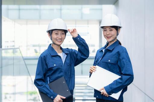 ビルメンテナンスする女性エンジニア 不動産,エンジニア,メンテナンスの写真素材