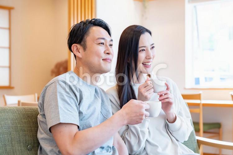 ソファでくつろぐ夫婦 ライフスタイル,夫婦,くつろぐの写真素材