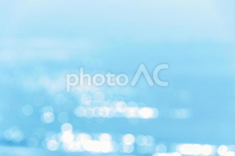 光の玉ボケと青い海面の背景 海,海面,玉ボケの写真素材