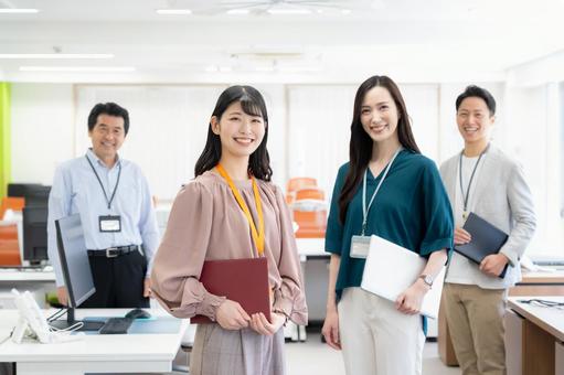 オフィスで働く男女のエンジニア オフィスで働く男女のエンジニアの写真