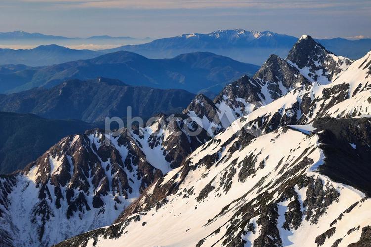 朝焼けの冠雪の北アルプスの前穂高岳 前穂高岳,穂高連峰,北アルプスの写真素材