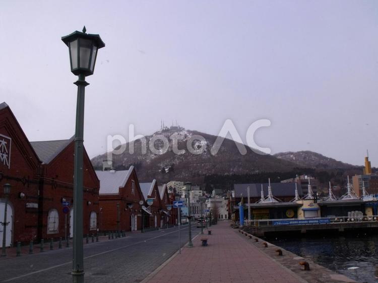 冬の金森倉庫群と函館山 金森倉庫,函館山,冬の写真素材