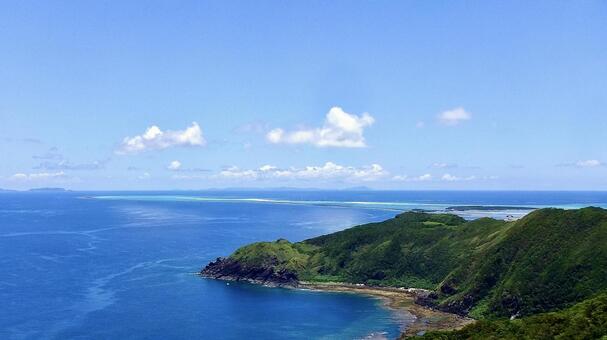 沖縄県久米島の海沿いの断崖と紺碧の海 断崖,岬,海の写真素材