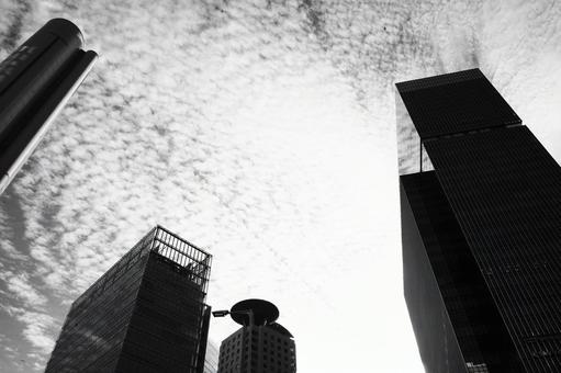 ビル街に立ち込める雲 ビル街に立ち込める雲 摩天楼,高層ビル,モノクロの写真素材