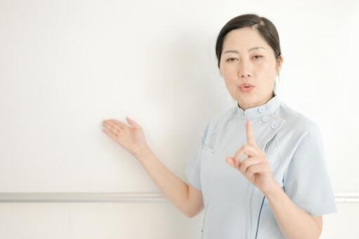 考え込む水色ユニフォーム姿 医療スタッフ,水色ユニフォーム,考えるの写真素材