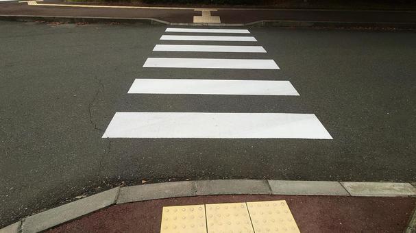 白線で引かれた小さな横断歩道 白線で引かれた小さな横断歩道 横断歩道,白線,交通の写真素材
