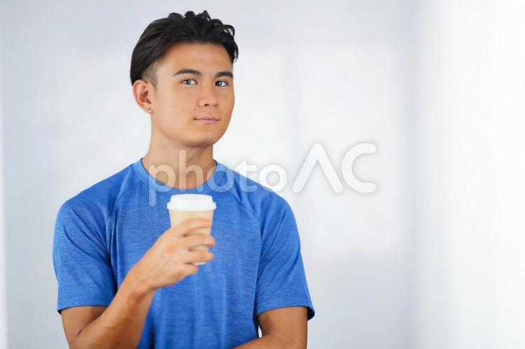 コーヒーを持ってクールに決める男性 男性,コーヒー,持つの写真素材