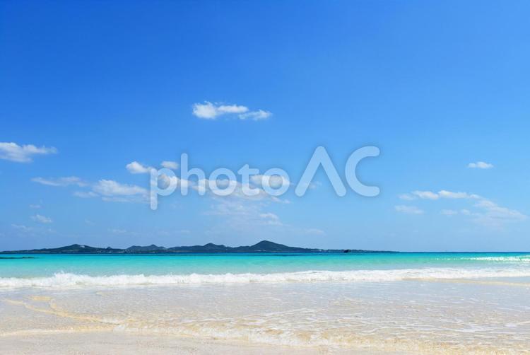 沖縄の美しい海とさわやかな空 沖縄,海,ビーチの写真素材