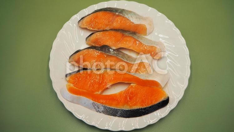 鮭のちゃんちゃん焼きの準備・鮭の切り身 鮭のちゃんちゃん焼き,鮭,切り身の写真素材
