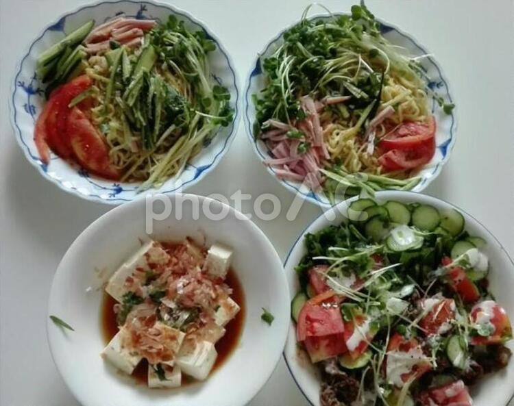 冷やし中華とサラダ 食べ物,キッチン,フードの写真素材