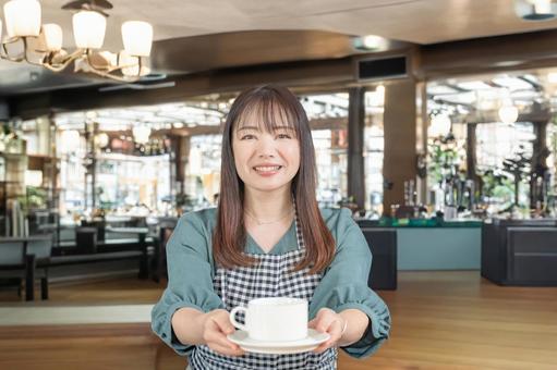 カフェスタッフ 女性,笑顔,接客の写真素材