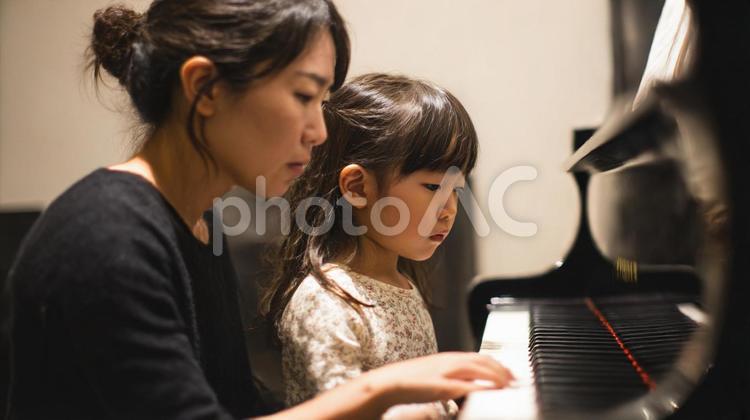 ピアノを習う女の子 ピアノ,ピアノ教室,習い事の写真素材