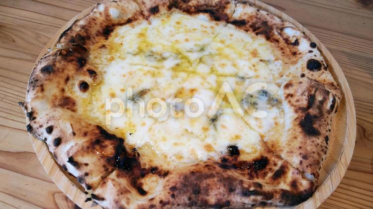pizza　クアトロフォルマッジ　 pizza,チーズ,オリーブオイルの写真素材