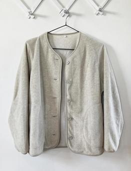 白っぽいフリースのカーディガン フリース,ホワイト,オフホワイトの写真素材