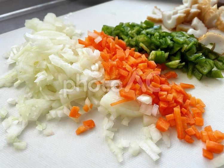 まな板の上のカットした野菜 野菜,まな板,玉ねぎの写真素材