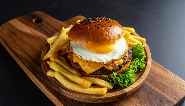 月見バーガーとフライドポテトの写真