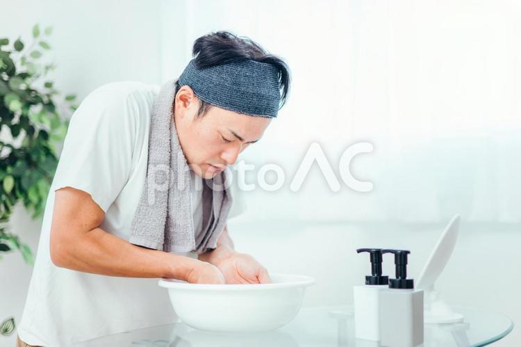 水で洗顔する男性 洗顔,水洗顔,男性の写真素材