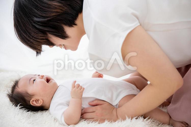 ママと赤ちゃん 赤ちゃん,あやす,遊ぶの写真素材