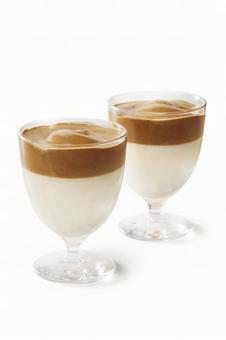 ダルゴナコーヒー ダルゴナコーヒー ダルゴナコーヒー,カフェ風,ペアの写真素材