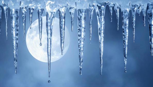 冬の夜空と月明かりにつららの写真