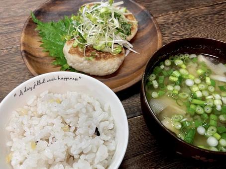 雑穀ご飯と味噌汁のヘルシーな食事② 雑穀ご飯と味噌汁のヘルシーな食事② マグロの豆腐ハンバーグ,豆腐ハンバーグ,魚ハンバーグの写真素材