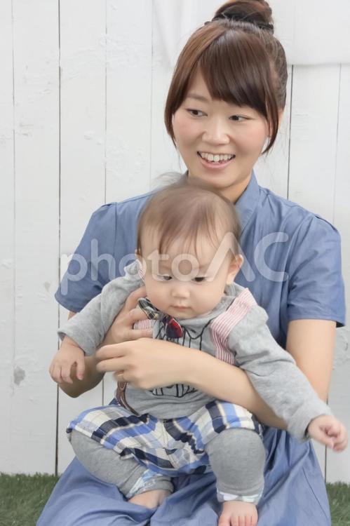 ママのお膝に抱っこされる赤ちゃん 男の子,幼児,赤ちゃんの写真素材