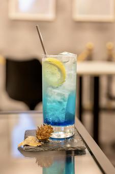 ブルーハワイのモクテル・おしゃれなバー モクテル,ブルーハワイ,青の写真素材