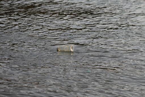 川を流れるペットボトル 漂着ゴミ,マイクロプラスチック,漂着物の写真素材