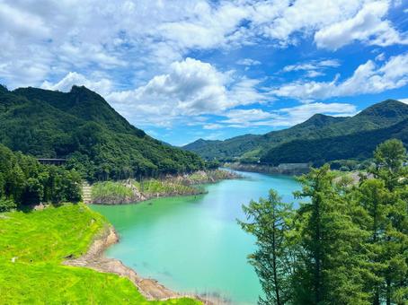 エメラルドグリーンに輝くあがつま湖 エメラルドグリーンに輝くあがつま湖の写真
