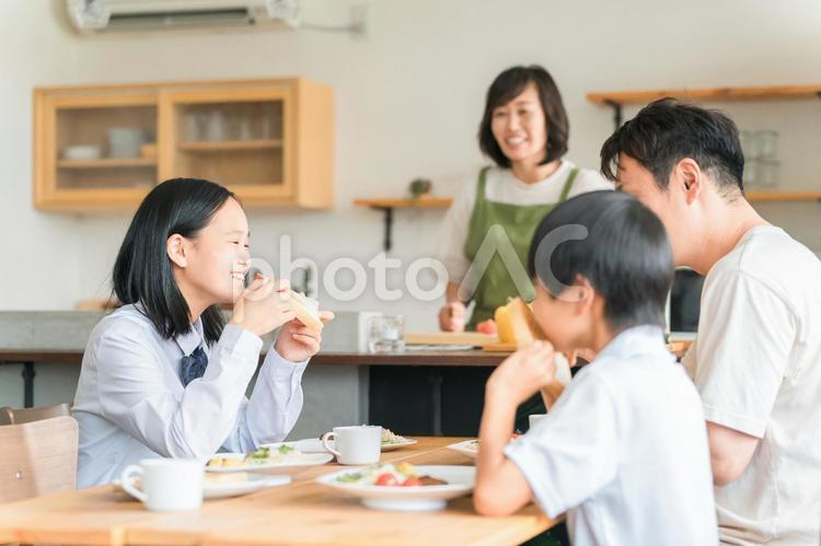 ダイニングで朝ごはんを食べる家族 朝食,朝ごはん,コミュニケーションの写真素材